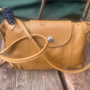 LONGCHAMP Frm ROMANIA TAN GRNUINE LEATHER  RARE ELEGANT CHIC CROSSBODY Bag